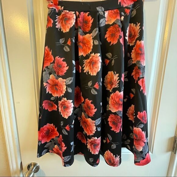 Boohoo Black Floral Full Midi Skater Skirt; SZ 8; Excellent Used Condition - Picture 7 of 8
